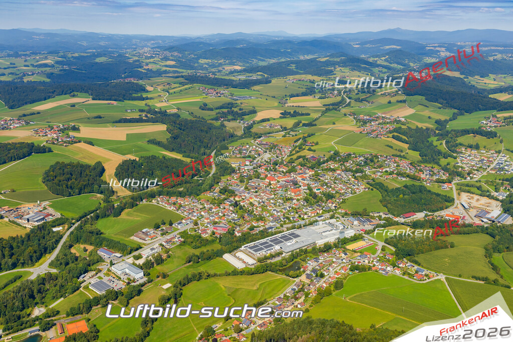 Luftaufnahme der Stadt Röhrnbach - Die Luftaufnahme wurde 2025 vom UL-Flugzeug heraus erstellt ( keine Drohne ) - Hochauflösende Luftaufnahme - für professionelle Ausdrucke geeignet. Die Geschenkidee !Mit Lizenz und Bildrechte bestellbar