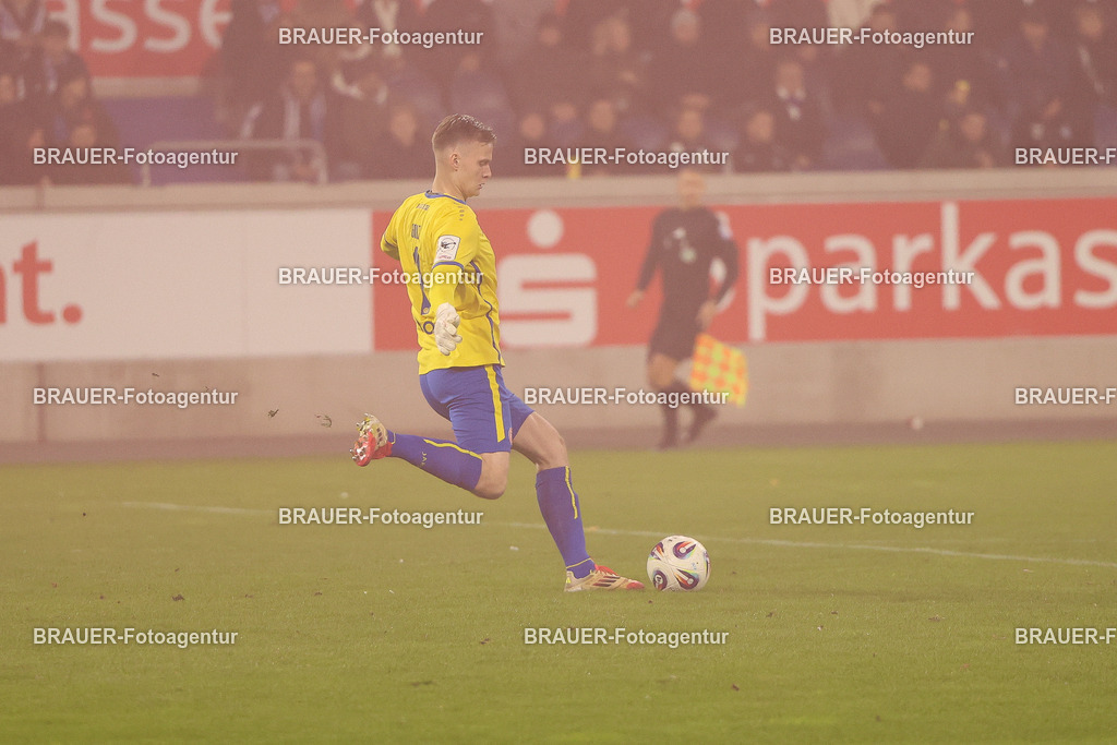 MSV Duisburg - Rot-Weiss Essen  | Duisburg, Deutschland, 26.10.2025 Jakob Golz  (Rot-Weiss Essen) Einzelaktion während des 3.Liga Spiels zwischen MSV Duisburg und Rot-Weiss Essen in der Schauinsland-Reisen-Arena am 26.10.2025 in Duisburg (Foto von Timo Bluhmki-Schmidt/ Brauer Fotoagentur