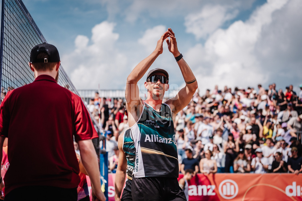 Beachvolleyball | Männer | Allianz German Beach Tour 2025 | Tourstop Hamburg | 31.05.2025 | Lukas Pfretzschner applaudiert dem Publikum