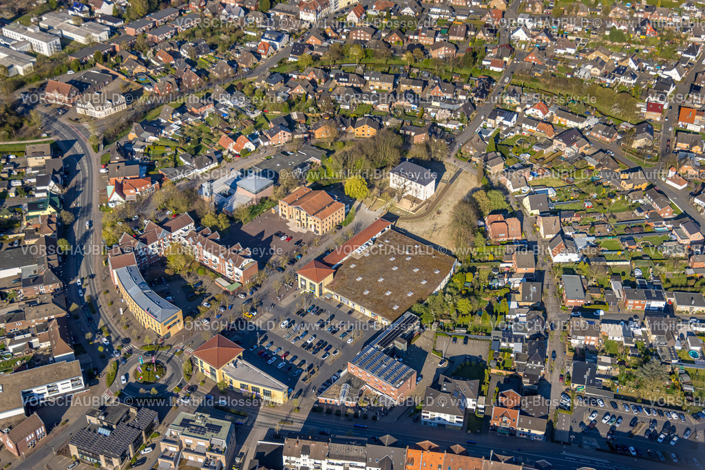 Selm250404958 | Luftbild, Bürgerhaus und Volkshochschule VHS im Ortszentrum, Burg Botzlar (weißes Haus), Wohngebiet Ortsansicht und Einkaufszentrum mit Edeka Supermarkt, Beifang, Selm, Münsterland, Nordrhein-Westfalen, Deutschland