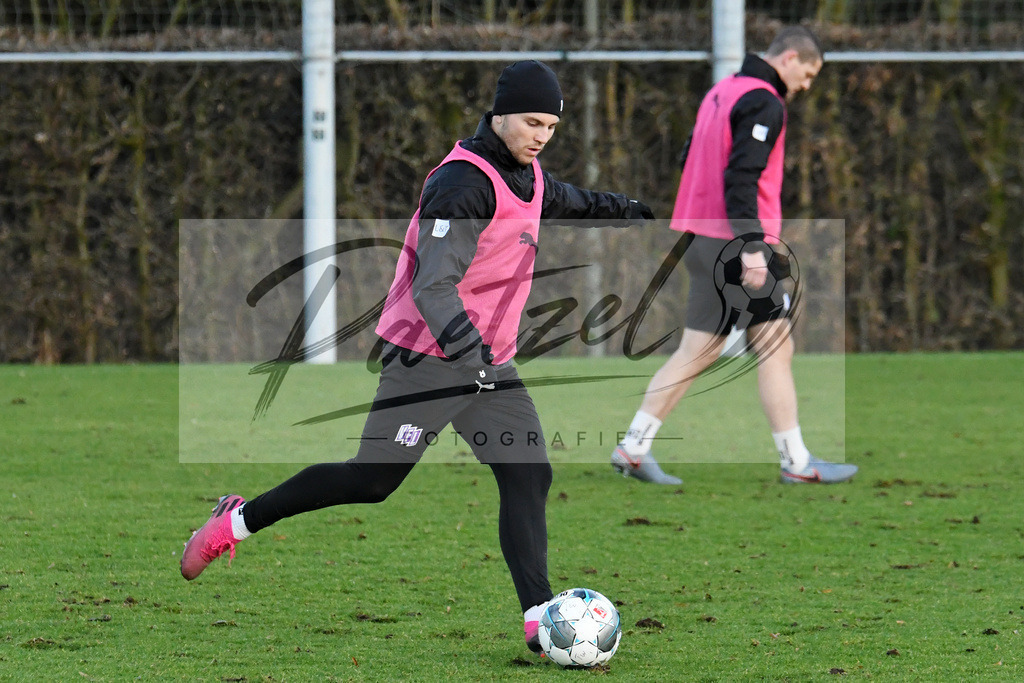 20200121_TRAOSN_0053 | Fußball, Herren: David Blacha (VfL Osnabrück) in Aktion, am Ball, Einzelaktion beim Training des VfL Osnabrück am 21.01.2020 im Sportpark Illoshöhe in Osnabrück, Deutschland.(Foto von Nico Paetzel) - Realisiert mit Pictrs.com