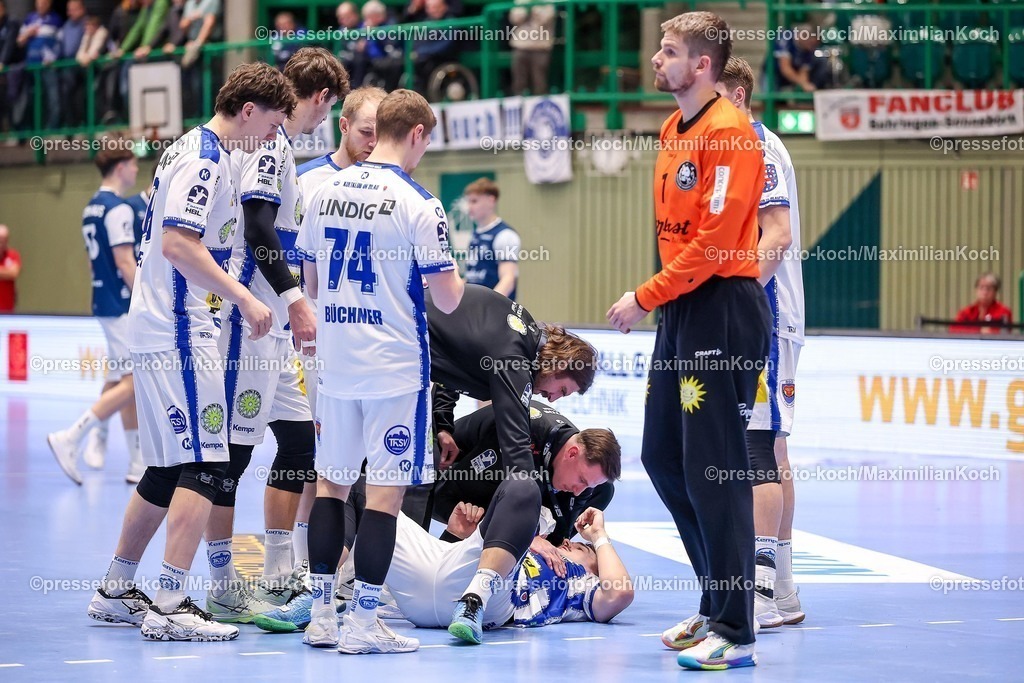 BHC11122501006 | 11.12.2025, Handball, HBL, Bergischer HC - ThSV Eisenach, Unihalle Wuppertal: Philipp Meyer (Eisenach #27) liegt mit Schmerzen auf dem Spielfeld 