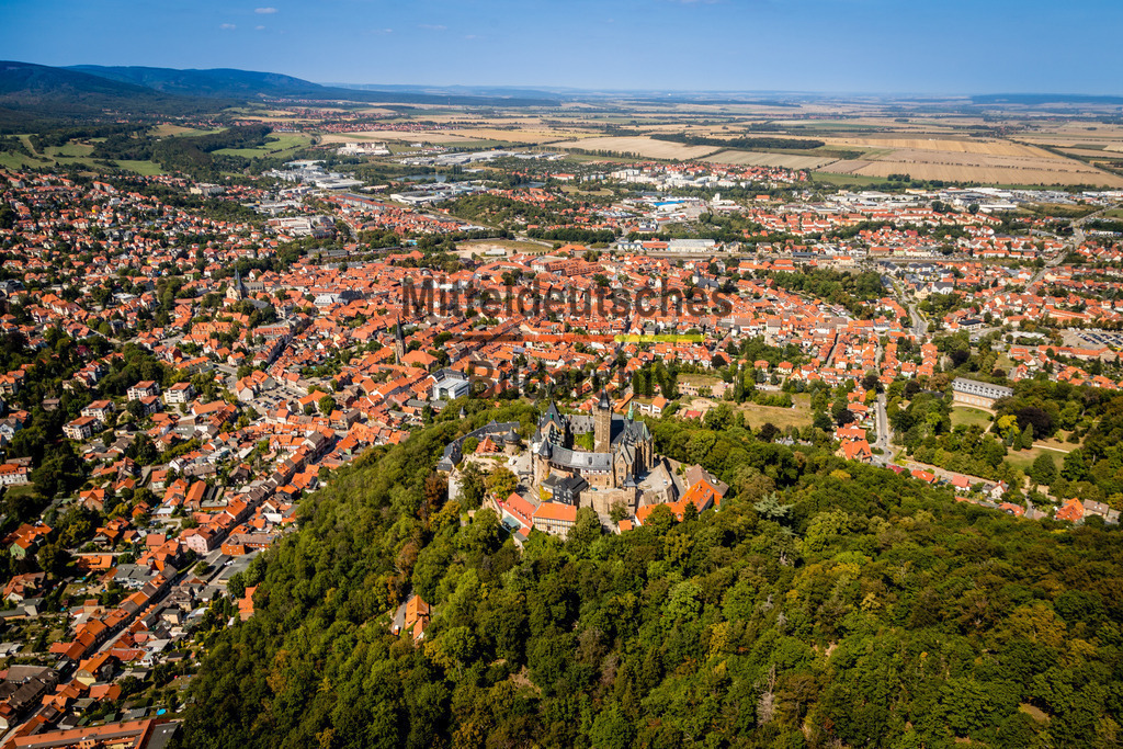 Wernigerode-8486 | Wernigerode ist eine Stadt im Harz im Mitteldeutschland. Ihre Altstadt zeichnet sich durch ihre Fachwerkhäuser aus, darunter das mittelalterliche Rathaus und das "Schiefe Haus". Am Stadtrand beherbergt das Schloss Wernigerode ein Museum und bietet Blick auf die Stadt. Das Schienennetz der Harzer Schmalspurbahnen verbindet Wernigerode mit dem Bahnhof Drei Annen Hohne, wo die dampflokbetriebene Brockenbahn zum Brocken abfährt. - Realisiert mit Pictrs.com