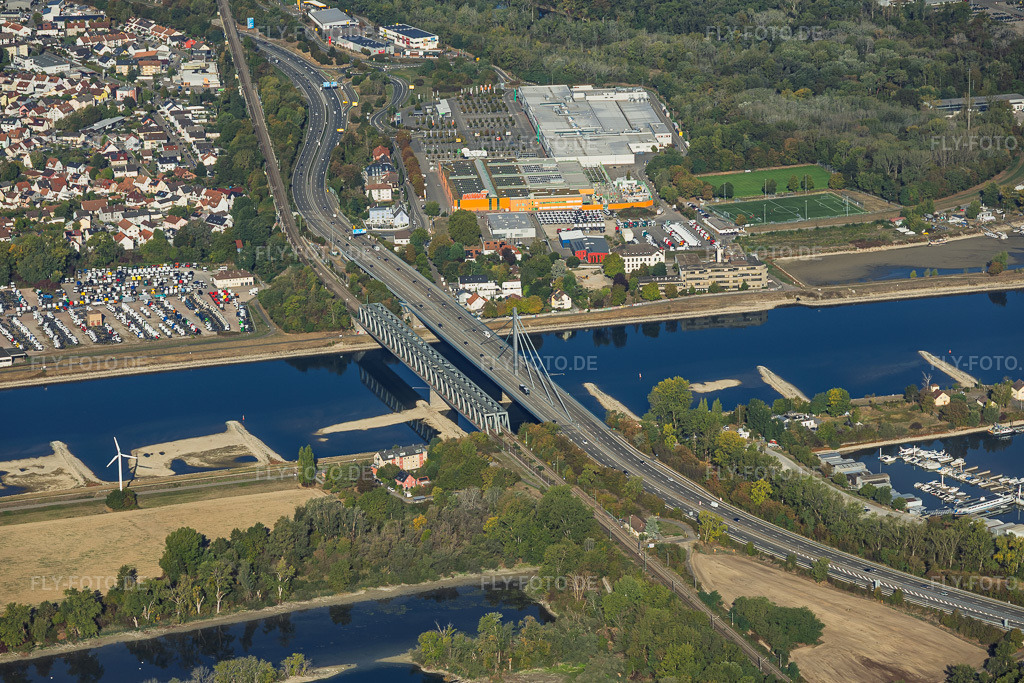 Luftbild: Rheinbrücken Maxau für die B10 und die Regionalbahn bei Niedrigwasser im Ortsteil Knielingen in Karlsruhe im Bundesland Baden-Württemberg in Deutschland. – Foto: IMG_159517.jpg vom 27.09.2026 durch Werner Riehm/FLY-FOTO.de – Auflösung des Originals: 5788 x 3859 px