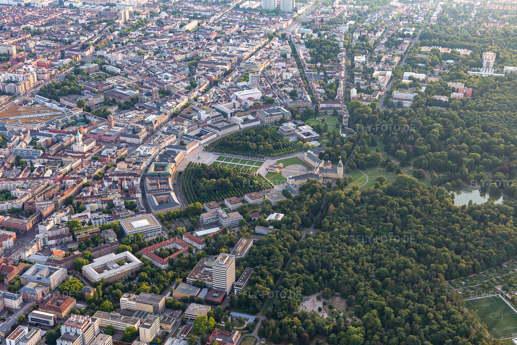 Luftbild: Schloss und Zirkel im Ortsteil Innenstadt-Ost in Karlsruhe im Bundesland Baden-Württemberg in Deutschland. Foto: IMG_109121.jpg vom 19.07.2018 durch Werner Riehm/FLY-FOTO.de