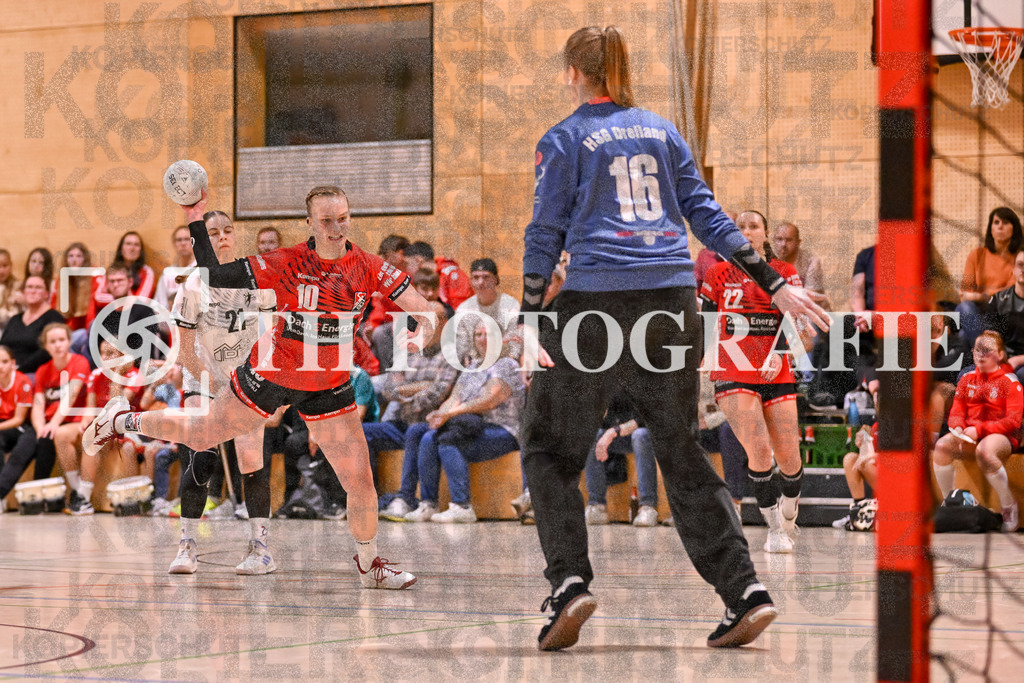 GER, SG Maulburg/Steinen - HSG Dreiland, Frauen-Handball, Oberliga Suedbaden, 3. Spieltag, Saison 2024/2025, 12.10.2024 | Amely Haas (SG Maulburg/Steinen, #10), Anke Baechtold (HSG Dreiland, #16)GER, SG Maulburg/Steinen - HSG Dreiland, Frauen-Handball, Oberliga Suedbaden, 3. Spieltag, Saison 2024/2025, 12.10.2024Foto: TH Fotografie/Thomas Hess