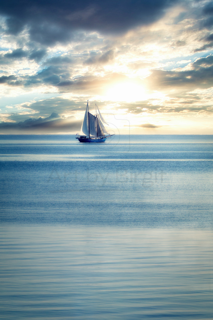 Schiff Ahoi | Ein Segelboot auf dem Weg in den Sonnenuntgergang - Realisiert mit Pictrs.com