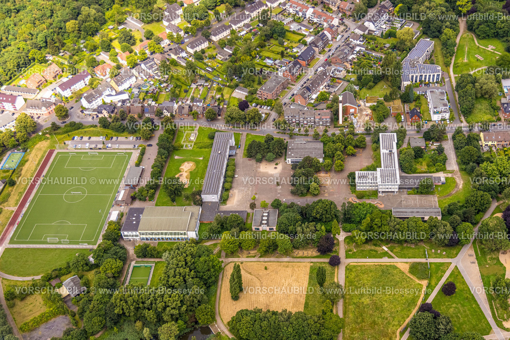 Bottrop240701087 | Luftbild, Hauptschule und Grundschule mit Hallenbad Boy und Sportplatz, oben evang. Friedenskirche und das Hans Dringenberg Seniorenheim mit Solardach, Welheim, Bottrop, Ruhrgebiet, Nordrhein-Westfalen, Deutschland