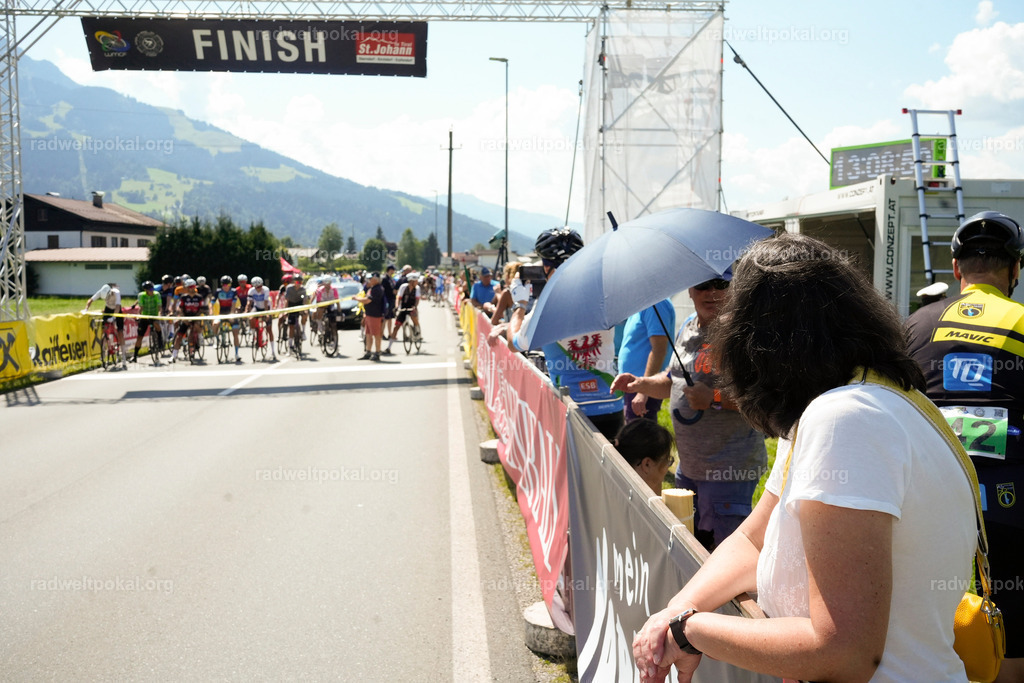 178_20230817_Bewerb_Maenner_Muehlanger | AUT - OESTERREICH, 2023-08-16: SPORT RENNRAD-FAHREN - 55. INTERNATIONALER RADWELTPOKAL IN ST. JOHANN IN TIROL  - Vintage-Radrennen mit WM-Bronze-Medaillen-Siegerin Christina Schweinberger, den Teilnehmer und Alexander Baumann (vom Orginastions-Team) - TAG 2 BEWERB MAENNER IN SECHS GRUPPEN  ; Foto: Roland Muehlanger