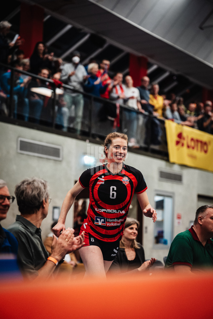 Volleyball | Frauen | Saison 2025/2026 | Volleyball Bundesliga | ETV Hamburger Volksbank Volleys vs. Ladies in Black Aachen | 29.10.2025 | Constanze von Meyenn (#6, ETV Hamburger Volksbank Volleys) läuft in die Halle ein