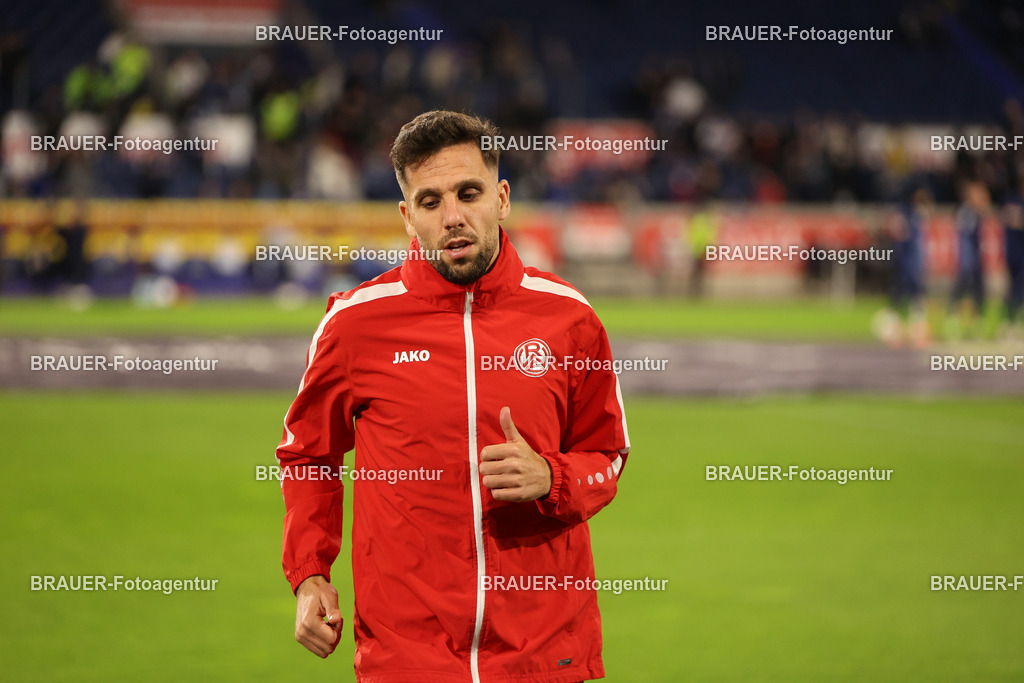 MSV Duisburg - Rot-Weiss Essen  | Duisburg, Deutschland, 26.10.2025 Ahmet Arslan  (Rot-Weiss Essen) wärmt sich auf  während des 3.Liga Spiels zwischen MSV Duisburg und Rot-Weiss Essen in der Schauinsland-Reisen-Arena am 26.10.2025 in Duisburg (Foto von Timo Bluhmki-Schmidt/ Brauer Fotoagentur