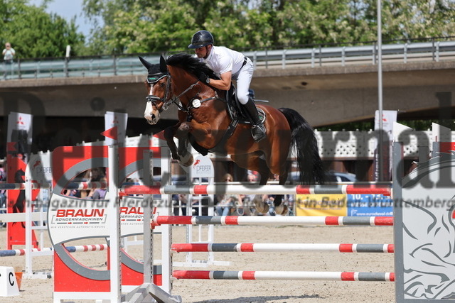 Achern_2025_Prfg.Nr.06_Springprüfung_Kl.M_Sascha Braun_In the Air (4) | Alle Fotos der Reiterjournal Fotografin Doris Matthaes im Reiterjournal Online-Fotoshop. - Realisiert mit Pictrs.com