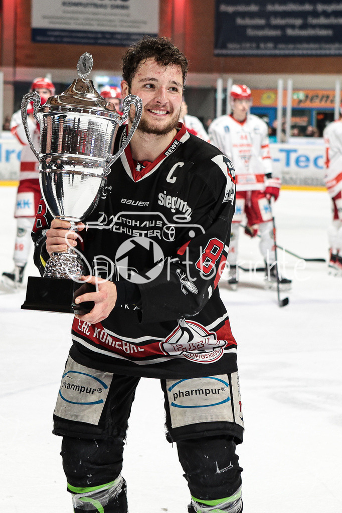 EHC Königsbrunn - TEV Miesbach | Tim BULLNHEIMER (EHC #8) bei der Pokaluebergabe nach der Partie / Grenzenloer Jubel beim EHC Koenigsbrunn nach dem Gewinn der Bayerliga Meisterschaft im Spiel 3 der Playoffserie gegen den TEV Miesbach / Jubel / Freude / Siegerfoto