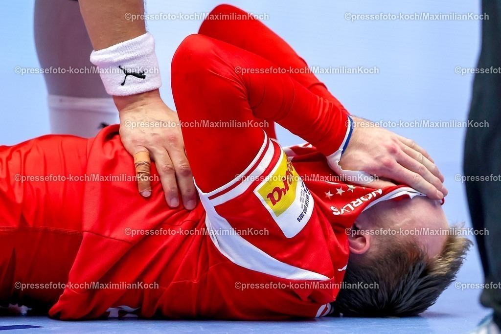 EHF20012602099 | 20.01.2026, Handball, Men's EHF EURO 2026, Dänemark - Portugal, Jyske Bank Boxen in Herning, Dänemark, Preliminary Round:  Mathias Gidsel (Denmark #19) liegt mit Schmerzen auf dem Spielfeld nach Foulspiel von  Victor Manuel Iturriza Alvarez (Portugal #08) 