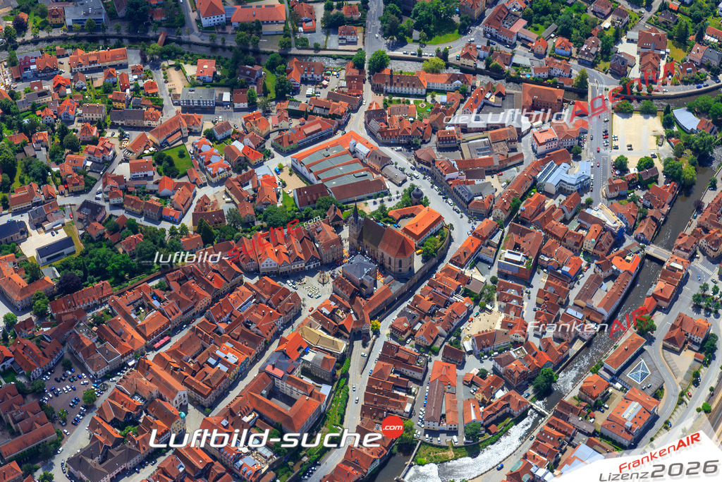 Die Luftaufnahme der Stadt Kronach wurde vom UL-Flugzeug heraus erstellt ( keine Drohne )- hohe Auflösung für beste Qualität