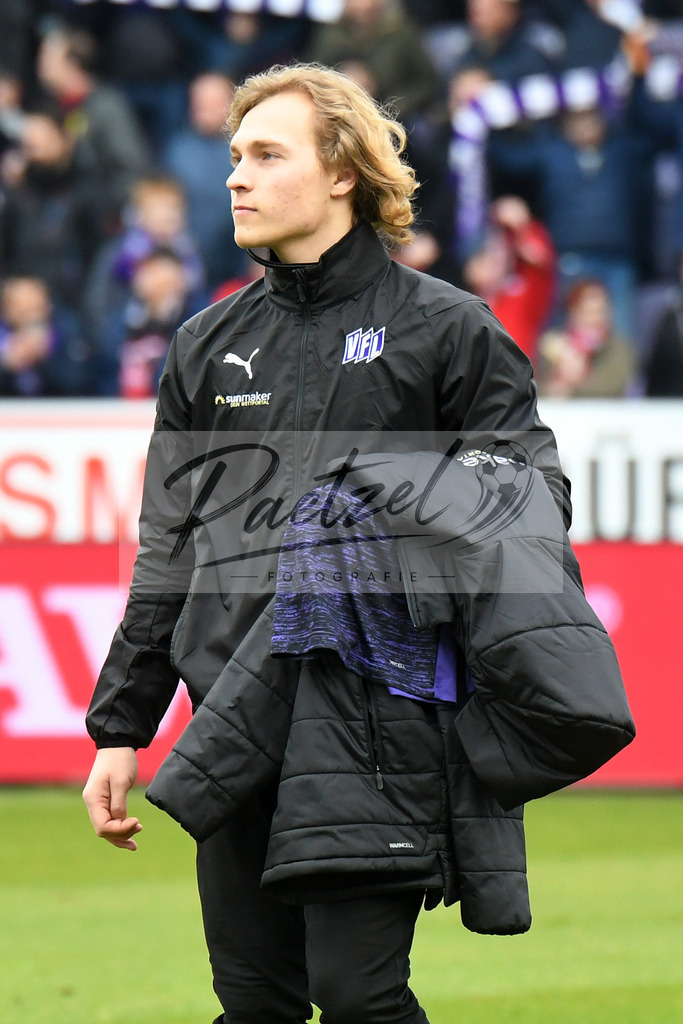 20200208_OSNFCN_0036 | Fußball, Herren: Jakob Duhme (VfL Osnabrueck) schaut waehrend des Spiels der 2. Bundesliga zwischen VfL Osnabrueck und 1. FC Nuernberg im Stadion an der Bremer Bruecke am 08.02.2020 in Osnabrueck, Deutschland.DFB / DFL REGULATIONS PROHIBIT ANY USE OF PHOTOGRAPHS AS IMAGE SEQUENCES AND/OR QUASI-VIDEO. - Realisiert mit Pictrs.com