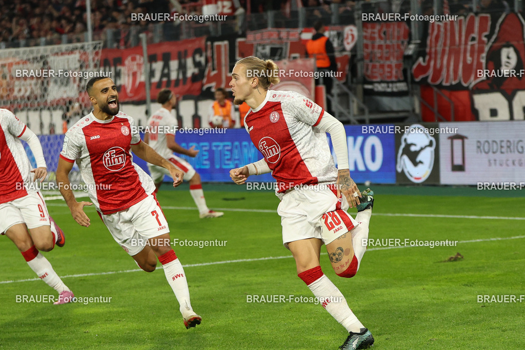 Rot-Weiss Essen - VFL Osnabrück | Essen, Deutschland, 17.09.2025 Tom Moustier  (Rot-Weiss Essen) und Ramien Safi  (Rot-Weiss Essen)cjubeln nach dem Tor zum 1:1während des 3.Liga Spiels zwischen  Rot-Weiss Essen und VFL Osnabrück am 17.09.2025 im Stadion an der Hafenstraße in Essen. (Foto von Timo Bluhmki-Schmidt/Brauer Fotoagentur