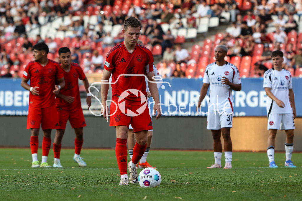 1. FC Nürnberg II - FC Bayern Amateure | Timo Kern (FCB #10) vor der Ausfuehrung des Elfmeters / Elfmeter /