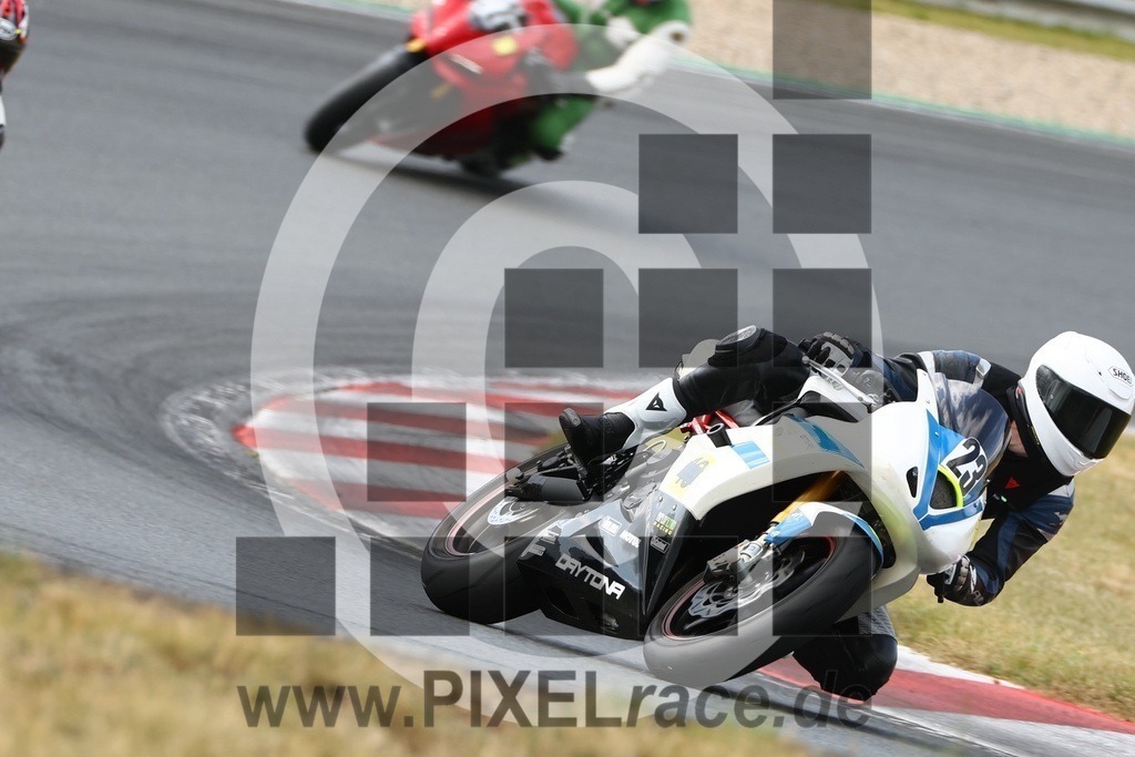 0023-20250616_03942 | Schöne Erinnerungen an spannende Momente - das festzuhalten ist unser Job. PIXELrace.de ist seit 2003 auf den Rennstrecken Europas unterwegs um die Action draußen beim Fahren und die wunderbare Stimmung imm Fahrerlager für euch einzufangen.