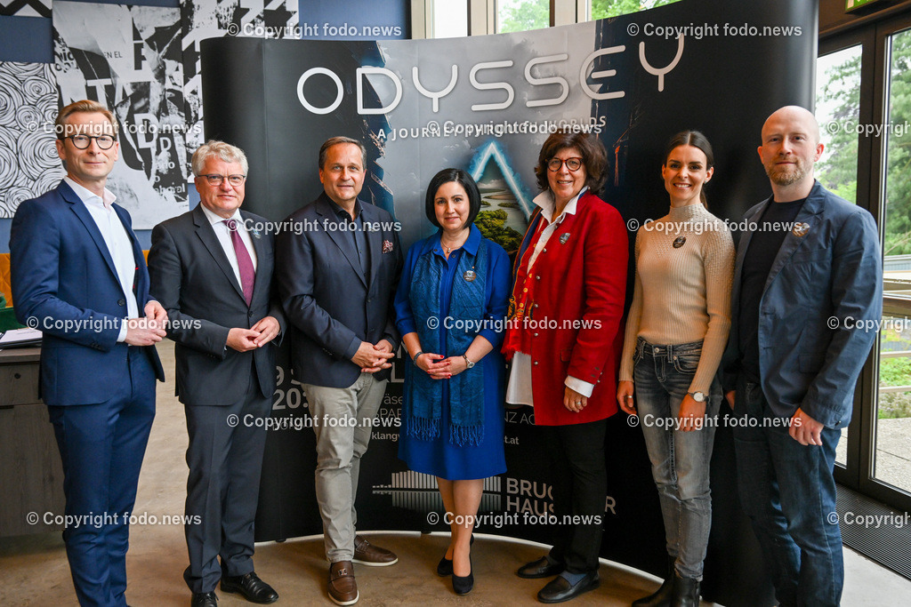 Pressekonferenz Brucknerhaus Linz - KLangwolke 2023_ Odyssey_ 16.05.2023-24 | 16.05.2023, Bruckner Linz, AUT, Pressekonferenz Brucknerhaus Linz - KLangwolke 2023, Odyssey, im Bild Stefan Hartl (ORF OOE Chefredakteur), Klaus Luger (SP, Bgm. der Stadt Linz), Dietmar Kerschbaum (Kuenstlerischer Vorstandsdirektor LIVA, Brucknerhaus-Intendant), Stefanie Christina Huber (Vorstandsvorsitzende Sparkasse Oberoesterreich), Francesca Zambello (Direction, Regisseurin), Marissa Munderloh (Light Design), Ales Valasek (Costume Design)