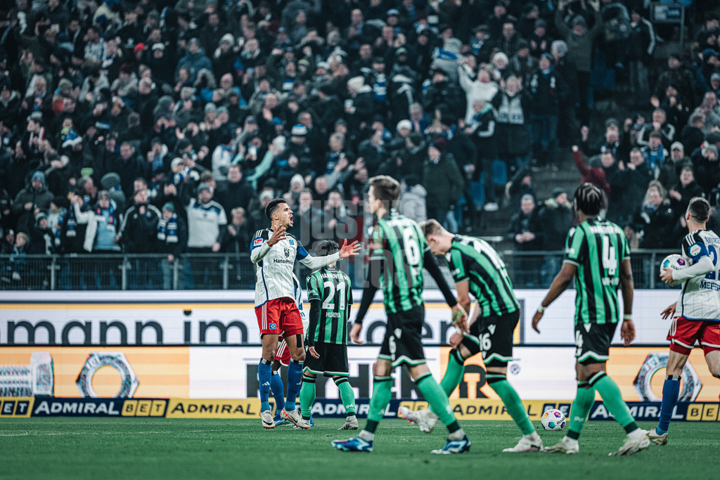Fußball | Männer | Saison 2023/2024 | 2. Fußball-Bundesliga | 21. Spieltag | Hamburger SV vs. Hannover 96 | 09.02.2024 | Robert Glatzel (#9, HSV) jubelt nach seinem Tor und heiz die Fans ein