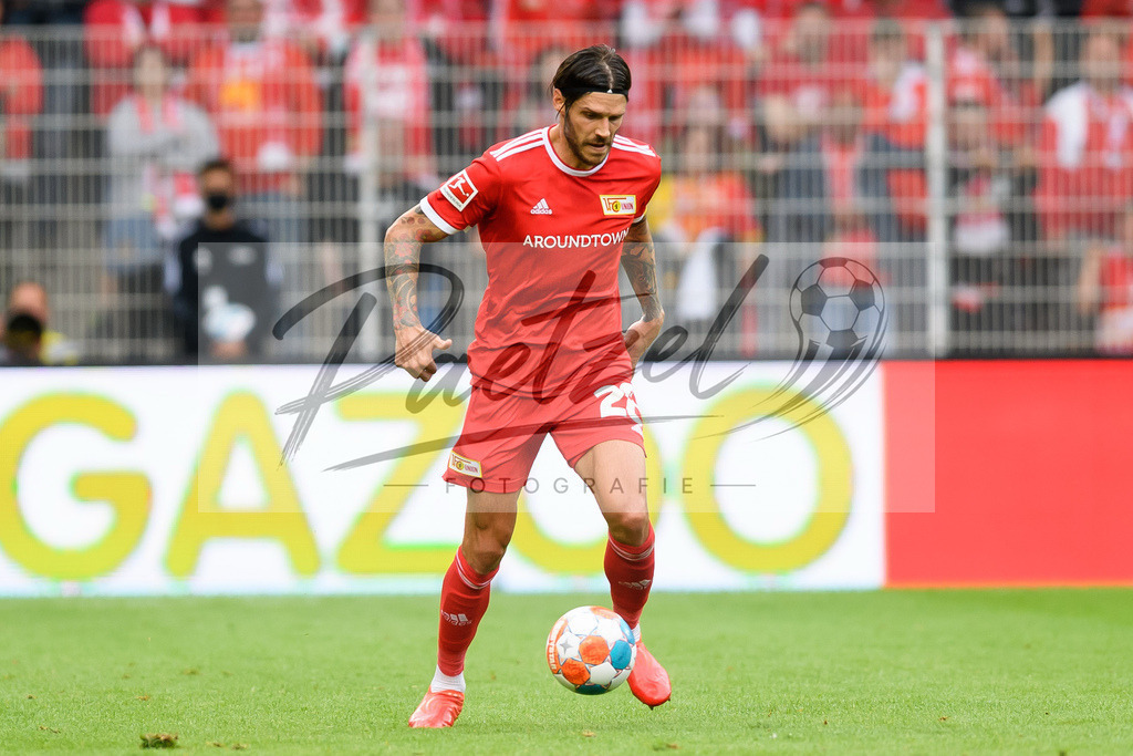 FCUBMG20210829_144 | Fussball, Herren: Christopher Trimmel (1.FC Union Berlin) in Aktion, am Ball, Einzelaktion beim Spiel der 1. Bundesliga zwischen 1. FC Union Berlin und Borussia Moenchengladbach im Stadion An der Alten Foersterei am 29.08.2021 in Berlin, Deutschland. - Realisiert mit Pictrs.com