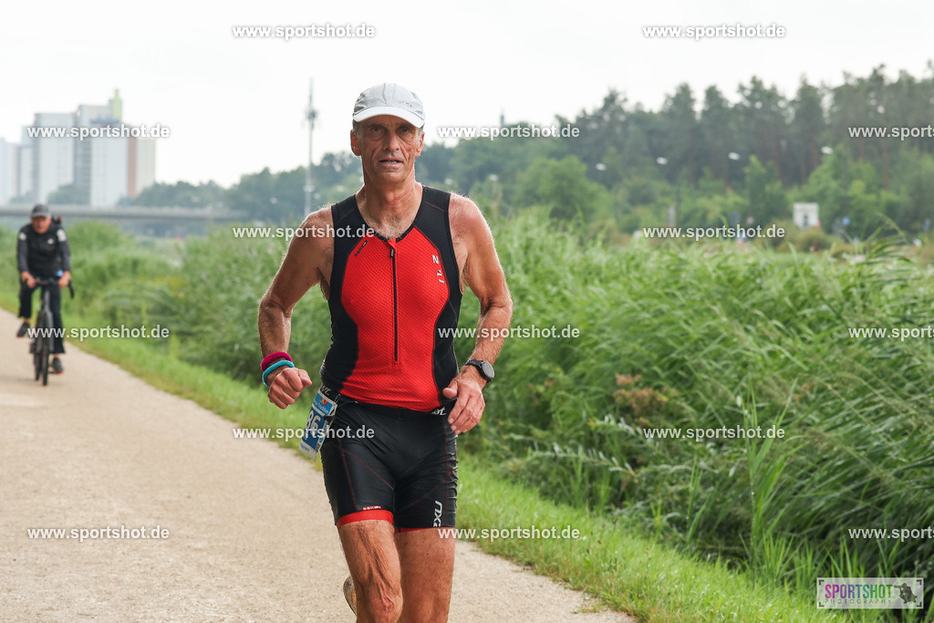 LUR_1783 | 34. M-net Erlanger Triathlon 2025 #erlangertriathlon  #mnettriathlon2025 #mnettriathlon #team #olympischedistanz #mitteldistanz #triathlon #maindonaukanal  #erlangertriathlon2025 #yourpictrs #tv1848 #tv1848erlangen  #triathlonbayern #sportinerlangen #demsportverbunden #sportshot_your_pictrs Copyright: www.sportshot.de