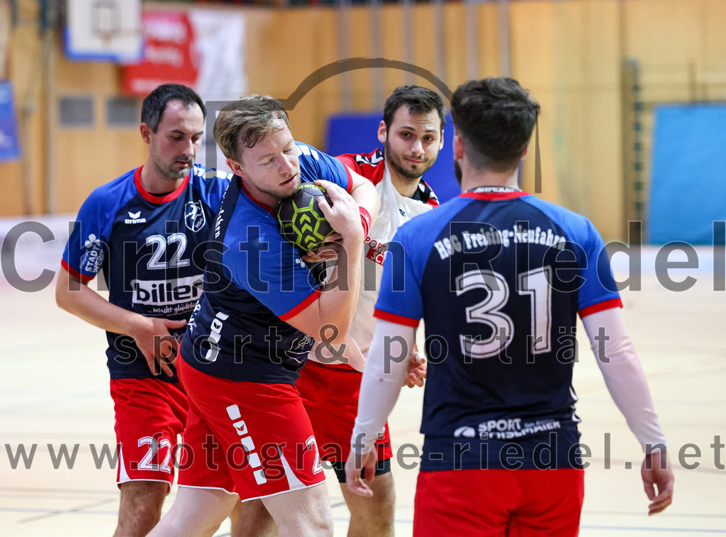 2022-09-24_054_SpVgg_Altenerding_gegen_HSG_Freising-Neufahrn | Erding, Deutschland, 24.09.2022:
Handball, Bezirksoberliga Männer 2022 / 2023, 2. Spieltag, SpVgg Altenerding gegen HSG Freising-Neufahrn, Endergebnis: 18:26

Tobias Kapser (HSG Freising-Neufahrn, #22), Benjamin Moses Becker (HSG Freising-Neufahrn, #2), Simon Dybilasz (SpVgg Altenerding, #7), Petrit Guri (HSG Freising-Neufahrn, #31)

Foto: Christian Riedel / fotografie-riedel.net