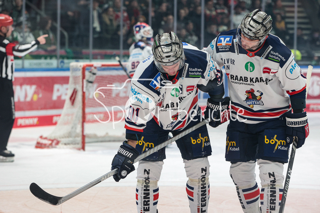 Augsburger Panther - Iserlohn Roosters | Der im Gesicht getroffene Torsten ANKERT (ISR #81) wird vom Eis gebracht