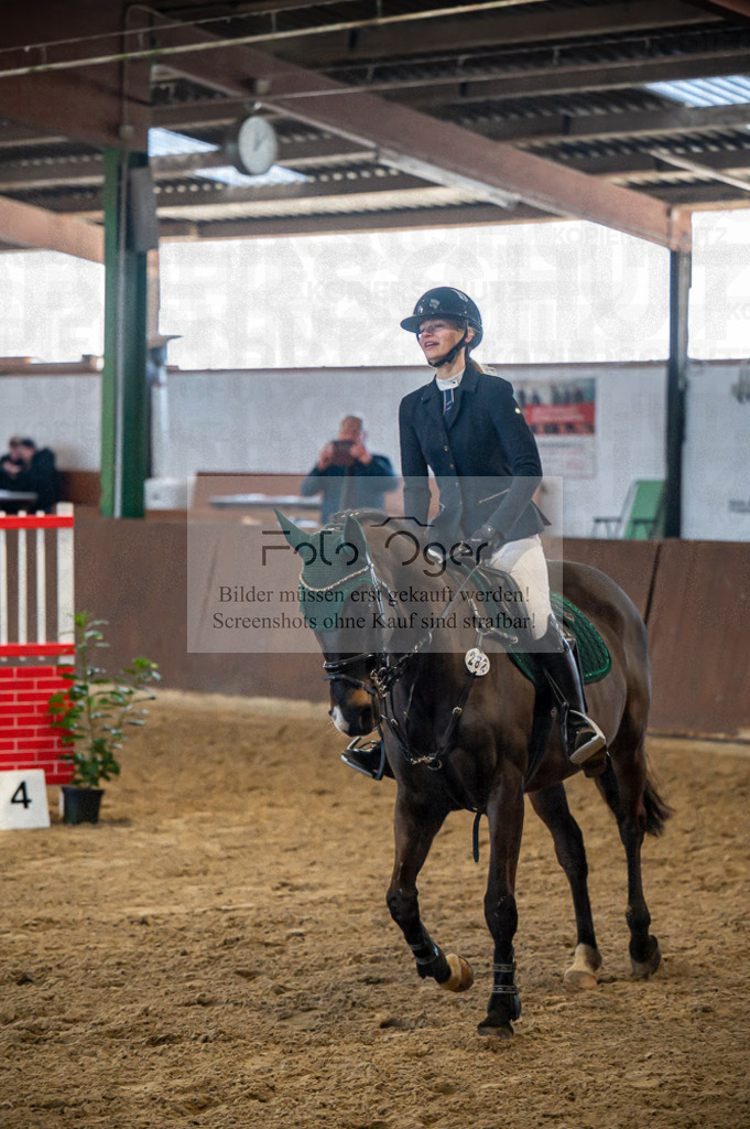 Hallenreittunier Voxtrup 2023 | Entdecke hochwertige Reitturnierfotos von Foto Oger. Professionell, emotional und authentisch – jetzt Lieblingsmomente im Shop bestellen.Deutschlandweite Turnierfotografie. - Realisiert mit Pictrs.com