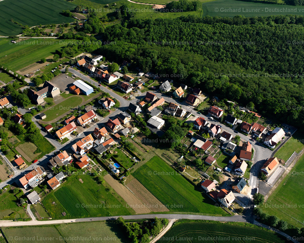 2634627 | EFFELDER 09.06.2006 Landwirtschaftliche Nutzflächen und Feldgrenzen  umsäumen das Siedlungsgebiet des Dorfes in Effelder im Bundesland Thüringen, Deutschland // Agricultural land and field boundaries surround the settlement area of the village  in Effelder in the state Thuringia, Germany Foto: Gerhard Launer