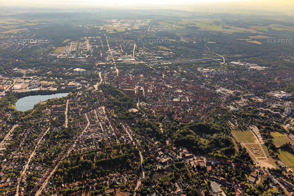 Luftbild: Stadtansicht aus Westen in Lüneburg im Bundesland Niedersachsen in Deutschland. Foto: IMG_110370.jpg vom 18.08.2018 durch Werner Riehm/FLY-FOTO.de