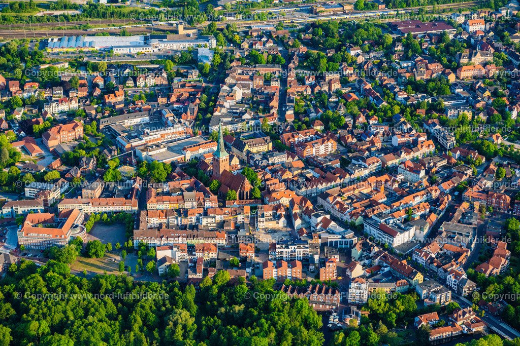 Uelzen_ELS_3409050623 | UELZEN 05.06.2023 Stadtansicht des Innenstadtbereiches in Uelzen im Bundesland Niedersachsen, Deutschland. // City view on down town on street Gross Liederner Strasse in Uelzen in the state Lower Saxony, Germany. Foto: Martin Elsen