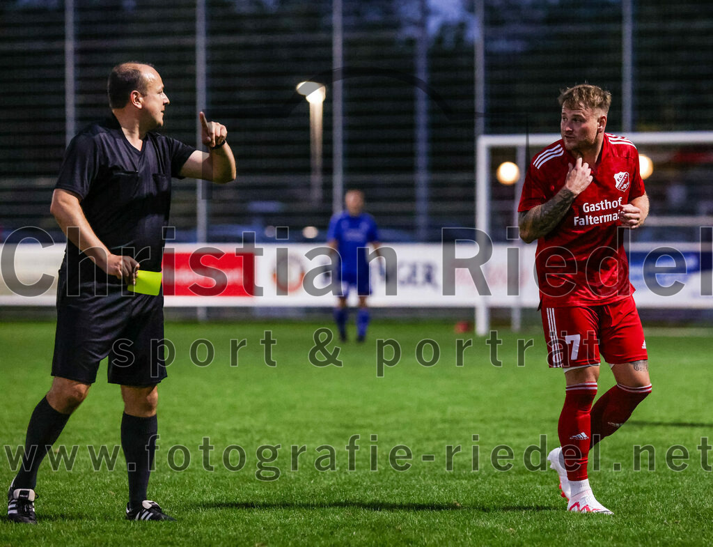 2023-08-01_058_FC_Finsing_gegen_SpVgg_Altenerding | Finsing, Deutschland, 01.08.2023:
Fußball, TOTO Pokal 2023 / 2024, 1. Spieltag, FC Finsing gegen SpVgg Altenerding, Endergebnis: 0:5

Gelbe Karte für Christopher Biendl (FC Finsing, #7)
Schiedsrichter Florian Felkel

Foto: Christian Riedel / fotografie-riedel.net