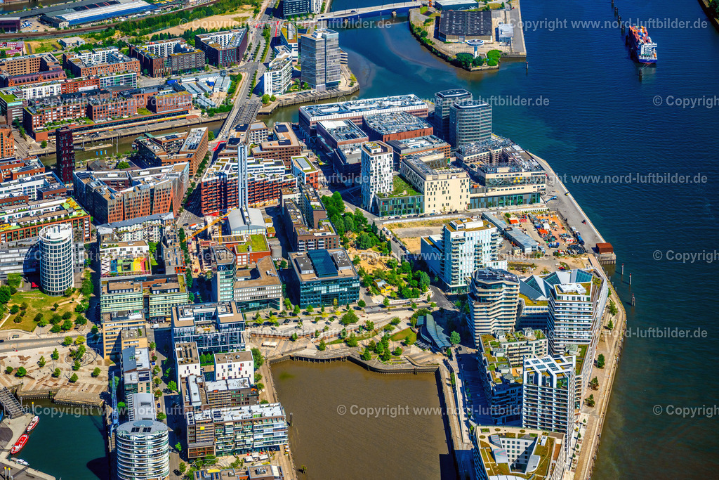 Hamburg_Hafencity_Grasbrookpark_Marco_Polo_Terassen_ELS_8358010725 | HAMBURG 01.07.2025 Marco-Polo-Tower mit den Marco Polo Terassen sowie dem Grasbrookpark am Strandkai in Hamburg. Die Gebäude sind die ersten Projekte auf dem Strandkai, einem Teilquartier der HafenCity. // Marco Polo Tower with the Marco Polo Terraces and the Grasbrook Park on Strandkai in Hamburg. The buildings are the first projects on the Strandkai, a district of HafenCity. Foto: Martin Elsen