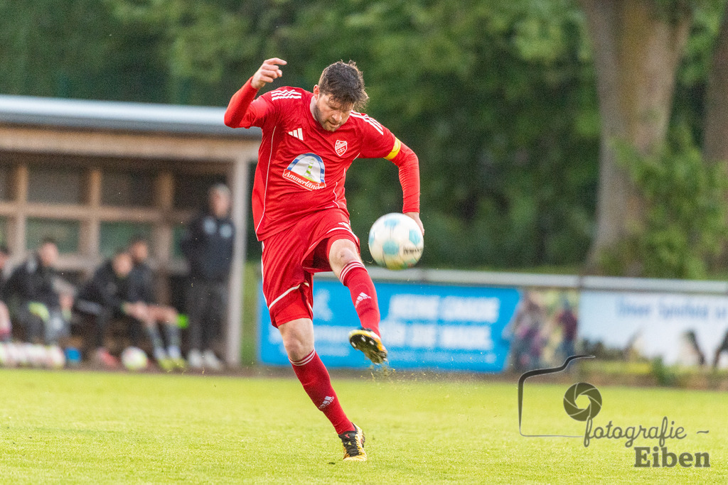 SV Eintracht Wiefelstede-TSV Abbehausen | Bezirksliga Herren; SV Eintracht Wiefelstede (rot)-TSV Abbehausen (grau) am 13.05.2026 in Wiefelstede (Sportanlage), Photo: Philip Eiben 2026 - Realisiert mit Pictrs.com