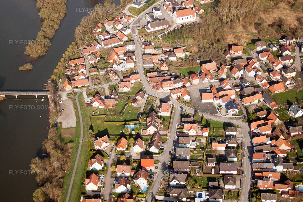 Aerial view: View of the town in Munchhausen in the state Bas-Rhin, France.Photo: IMG_25592.jpg taken on 04/02/2010 by Werner Riehm/FLY-FOTO.comResolution of the original: 4752 x 3168 px