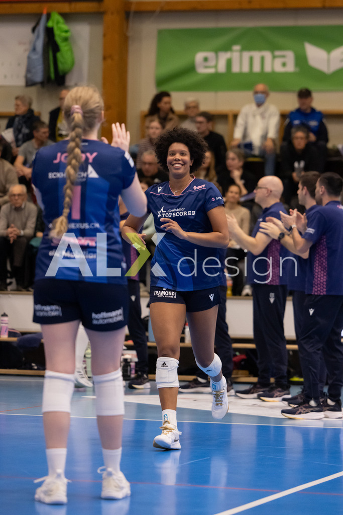 Volleyball I Frauen I Saison 2025-2026 I Volleyball NLA | Women I 1/2 Finals I  VC Kanti Schaffhausen - Sm'Aesch Pfeffingen I 18.03.2026 | 23 Emma Ellis (USA) (Sm'Aesch Pfeffingen) – Diagonalangriff - Realisiert mit Pictrs.com