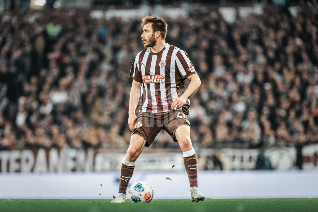 Fußball | Männer | Saison 2025/2026  | Fußball-Bundesliga | 27. Spieltag | FC St. Pauli vs. SC Freiburg | 22.04.2026 | Lars Ritzka (#21, FC St. Pauli) am Ball