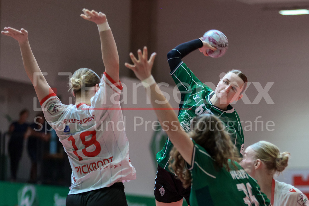 Handball, 2. Bundesliga Frauen, SV Werder Bremen - HSV Solingen-Gräfrath 76 | v.li.: Sophie Pickrodt (HSV Solingen-Gräfrath 76, 18) und Luise Albert (SV Werder Bremen, 66) beim Wurf, am Ball, Spielszene, Aktion, Action