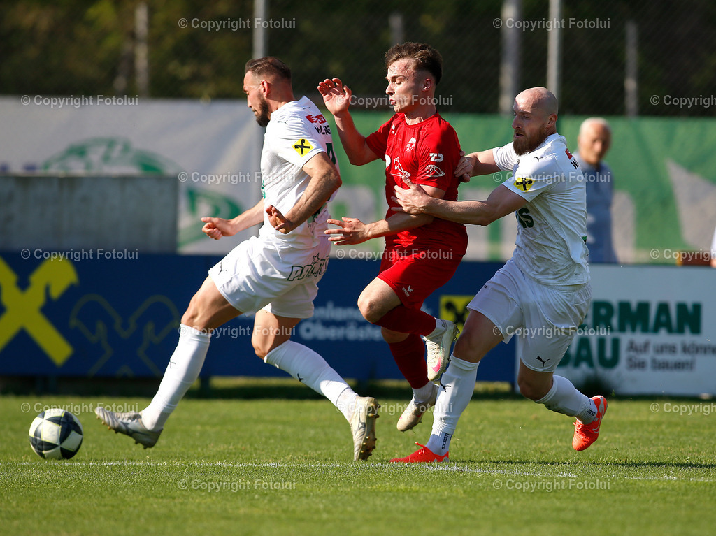 A_LUI_090526_26 | SPORT FUSSBALL LT1 OOE LIGA ASKOE OEDT 1B -UNION GSCHWAND 09.052026 IM BILD: KHAMZAT CHAKAYEV (OEDT 1B) UND ZVONOMIR SIROCIC UND AHMED TREJIC (GSCHWAND) FOTO: FOTOLUI