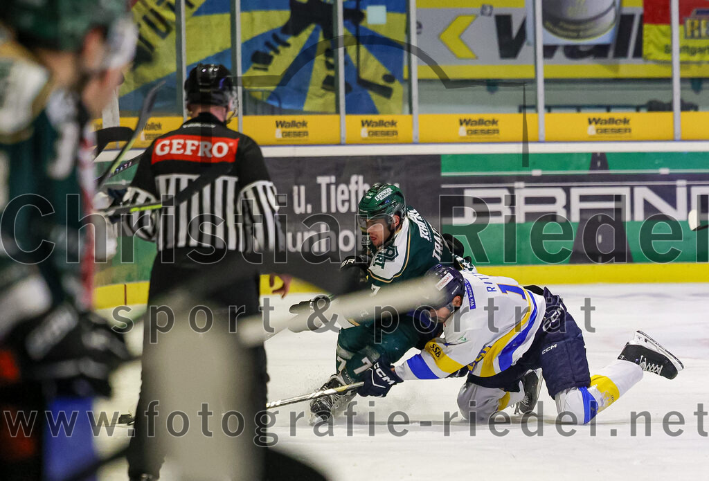 2026-01-09_134_TSV_Erding_gegen_Stuttgart_Rebels | Erding, Deutschland, 09.01.2026:Eishockey, Oberliga Süd 2025 / 2026, 35. Spieltag, TSV Erding gegen Stuttgart Rebels, Endergebnis: Louis Trattner (Erding Gladiators, #7), Toni Ritter (Stuttgart Rebels, #17)Foto: Christian Riedel / fotografie-riedel.net