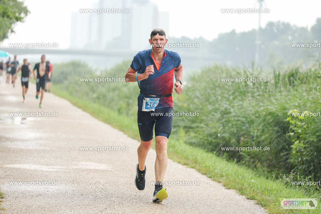 LUR_1056 | 34. M-net Erlanger Triathlon 2025 #erlangertriathlon  #mnettriathlon2025 #mnettriathlon #team #olympischedistanz #mitteldistanz #triathlon #maindonaukanal  #erlangertriathlon2025 #yourpictrs #tv1848 #tv1848erlangen  #triathlonbayern #sportinerlangen #demsportverbunden #sportshot_your_pictrs Copyright: www.sportshot.de