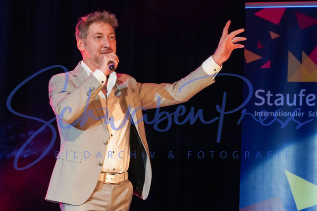 060424Ho1684 | Raffael Koenig -Stauferkrone 2024
Der internationale Schlagerwettbewerb Stauferkrone wird 2024 bereits zum fuenften Mal von Maitis Media ausgerichetet. 
Deutschland, Donzodrf, Stadthalle, 06.04.2024


