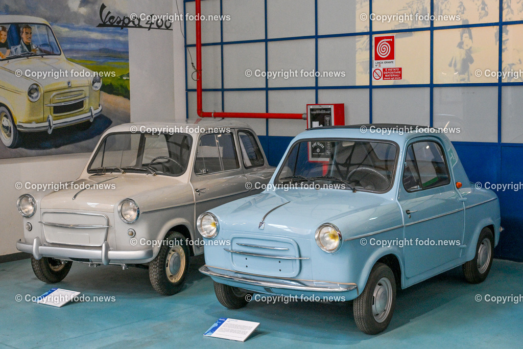 Italien_ Toskana_ Provinz Pisa_ Pontedera_ Vespa_ 29.05.2024-33 | 29.05.2024, Italien, ITA, Toskana, Pontedera im Bild Piaggio, Vespa, Museum

Piaggio ist ein italienischer Fahrzeughersteller mit Sitz in Pontedera. Das Unternehmen produziert verschiedene Mofas und Motorroller, unter anderem die Vespa, das Lastendreirad Ape sowie den Kleintransporter Porter. Zum Konzern gehören auch die Motorradmarken Aprilia, Derbi, Gilera, Laverda und Moto Guzzi. 
Quelle: Wikipedia