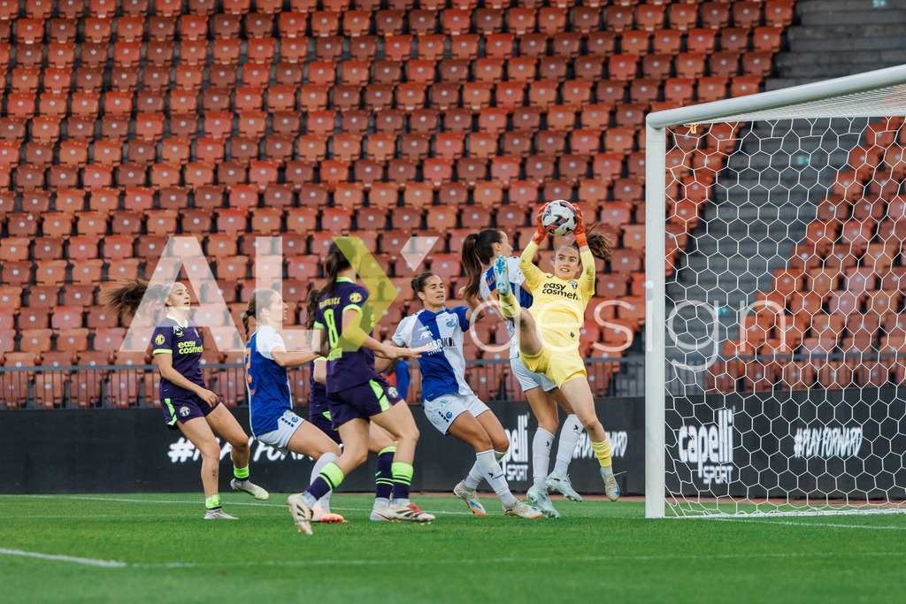 GC Zürich vs FC Zürich - AXA Women’s Super League Playoffs - Stadion Letzigrund | RIANA GMÜR of FC Zürich during the AXA Women’s Super League Playoffs quarter-final second leg between GC Zürich and FC Zürich at Stadion Letzigrund, Zurich, Switzerland. - Realisiert mit Pictrs.com