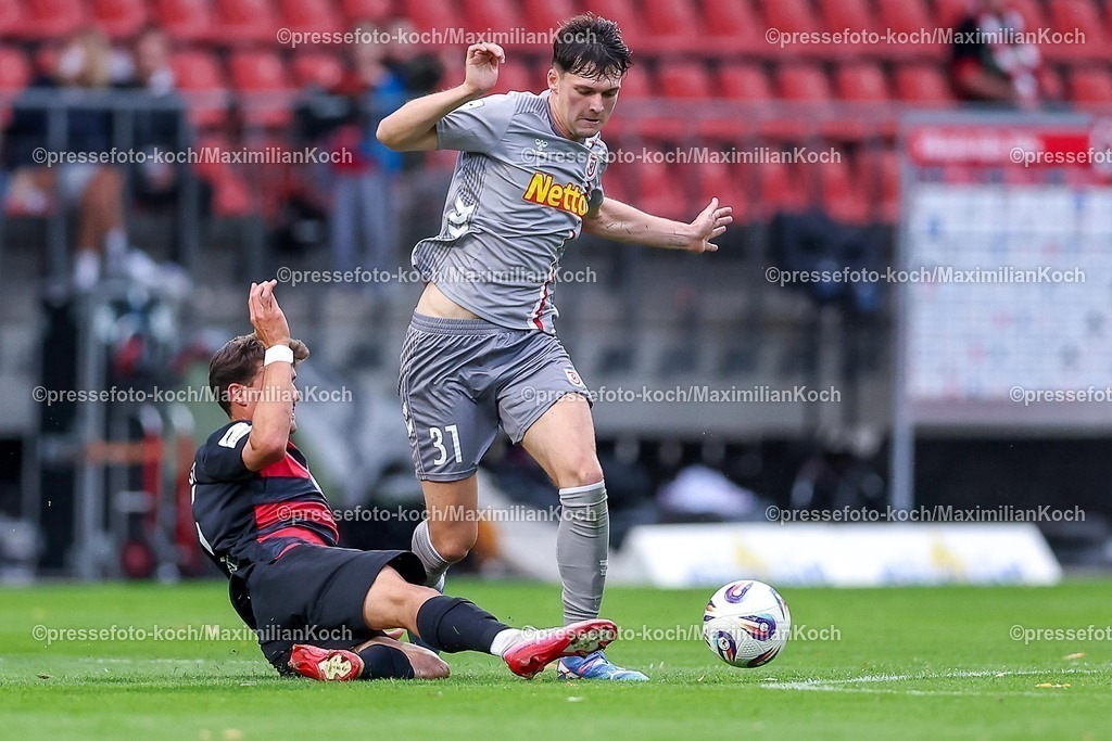 FCVK29082501004 | 29.08.2025, Fußball, FC Viktoria Köln – SSV Jahn Regensburg, 3.Liga, Sportpark Höhenberg, Saison 2025 2026: Leonhard Münst&nbsp;(Viktoria Koeln #05) im Zweikampf gegen  Leo Mätzler&nbsp;(Jahn Regensburg #31)  DFB regulations prohibit any use of photographs as image sequences and or quasi-video.