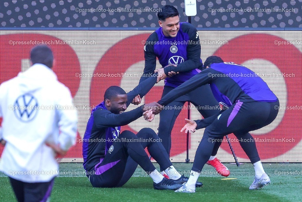 DFB22032502051 | 22.03.2025, Fußball, Abschlusstraining und Pressekonferenz vor dem Nations League  Viertelfinale Deutschland - Italien, Signal Iduna Park, Saison 2024 2025: Antonio Rüdiger (GER #02) wird von Nadiem Amiri (GER #11) und Jamal Musiala (GER #10) aufgemuntertDFB regulations prohibit any use of photographs as image sequences and or quasi-video.