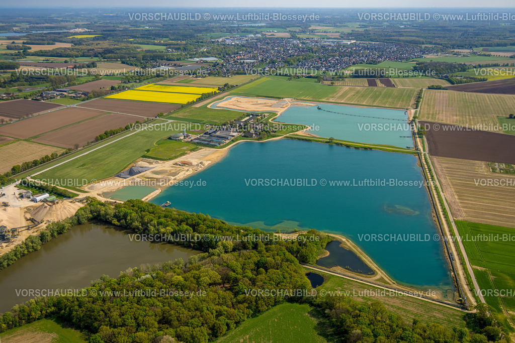 Weeze240402711 | Luftbild, Knappheide Südsee und Knappheide Nordsee Badeseen, Sandgrube Knappheide und Teunesen Sand und Kies GmbH Kieswerk, hinten der Ort und Wohngebiet Weeze mit Fernsicht,  Weeze, Niederrhein, Nordrhein-Westfalen, Deutschland