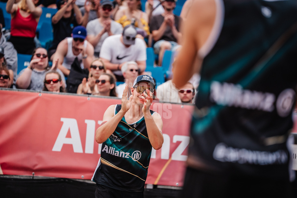 Beachvolleyball | Männer | Allianz German Beach Tour 2025 | Tourstop Hamburg | 01.06.2025 | Robin Sowa läuft in die Arena ein
